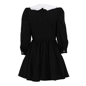 Vista posteriore del vestito retrò francese nero con colletto a balze bianche e pieghe