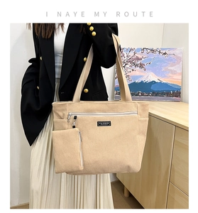 Dettaglio della trama in velluto a coste beige con tasca a zip e astuccio coordinato
