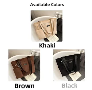 Dettaglio della borsa tote in velluto a coste nei colori kaki marrone e nero