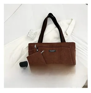 Dettagli della borsa tote in velluto a coste marrone con pochette abbinata e zip frontali