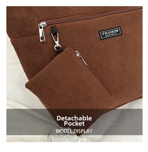 Dettaglio di una borsa tote in velluto a coste marrone con pochette rimovibile