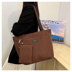 Dettaglio della borsa tote in velluto a coste marrone con tasca zip e pochette abbinata