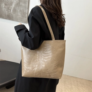 Sac cabas beige minimaliste à texture crocodile et motif nervuré pour femme