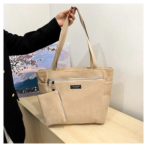 Dettaglio della borsa tote in velluto a coste beige con tasca esterna e pochette piccola