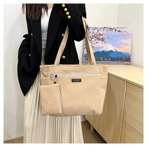Dettaglio della borsa tote in velluto a coste beige con portamonete coordinato