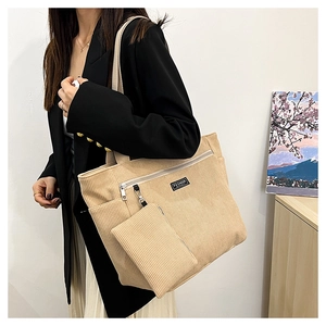 Dettaglio della borsa tote in velluto a coste beige con etichetta e bustina abbinata