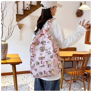 Detailansicht des rosa Canvas-Rucksacks mit süßen Capybara-Prints und Reißverschlusstasche