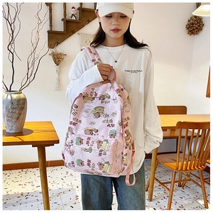 Rosa Canvas-Rucksack mit Cartoon-Wasserschwein-Druck und großer Vordertasche im Café