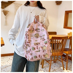 Detailansicht des rosa Canvas-Rucksacks mit Cartoon-Capybara-Prints und Seitentasche