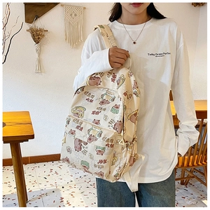 Detail des Canvas-Rucksacks mit Cartoon-Capybara-Print und funktionaler Tunnelzug-Seitentasche