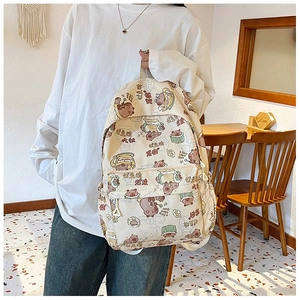 Detailansicht des beigen Canvas-Rucksacks mit niedlichen Capybara-Cartoon-Prints und Mustern