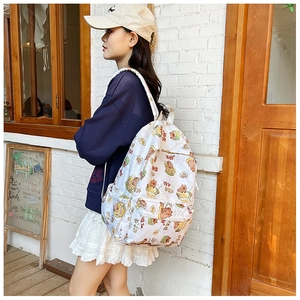 Detailansicht des weißen Canvas-Rucksacks mit süßen Bären- und Lebensmittelmustern