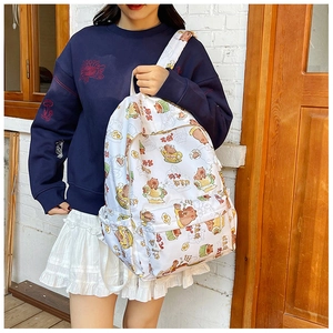 Outdoor-Foto eines weißen Capybara-Canvas-Rucksacks an einem Studentenmodell im Freizeitstil