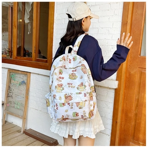Lifestyle-Foto eines weißen Canvas-Rucksacks mit Capybara-Print im Campus-Stil