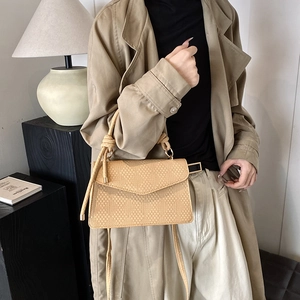 Borsa quadrata testurizzata kaki minimalista con patta a busta e manico annodato