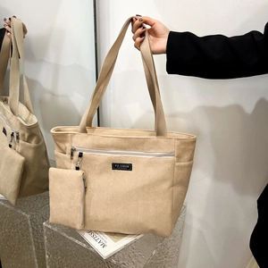 Grande borsa tote in velluto a coste beige con pochette e etichetta moda invernale
