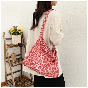 Close-up of pink leopard print tote bag with large capacity for women fashion