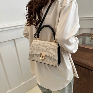 Sac bandoulière tissé beige chic avec broderie florale verte et anses tressées noires