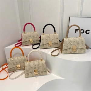 Sac à main en paille tressée avec broderie florale et fermoir en métal doré chic