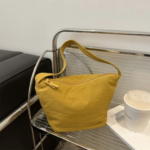 Sac hobo minimaliste jaune gingembre en nylon en forme de demi-lune avec bandoulière