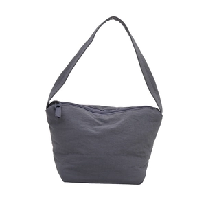 Sac bandoulière minimaliste en nylon bleu gris avec silhouette hobo sur fond blanc