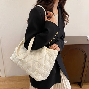 Borsa tote bianca trapuntata con texture a sbuffo e grande capacità per un look trendy