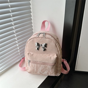 Mini sac à dos rose motif marbre avec nœud en métal argenté et bretelles réglables