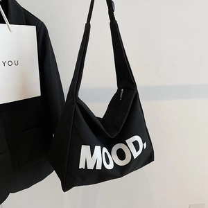 Borsa tote minimalista in tela nera con scritta MOOD e tracolla regolabile per donna