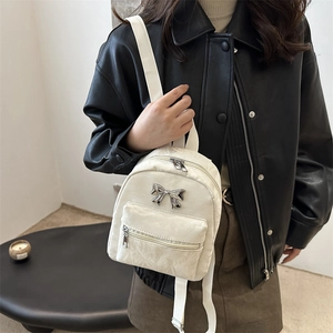 Mini sac à dos crème avec nœud en métal argenté et texture plissée pour femmes
