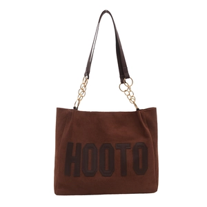 Borsa tote marrone in pelle opaca con scritta HOOTO e tracolla a catena dorata elegante