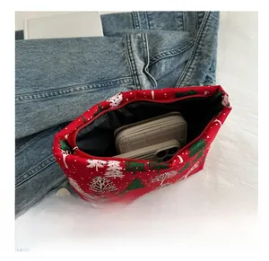 Vue intérieure d'une pochette de Noël rouge montrant la capacité du téléphone