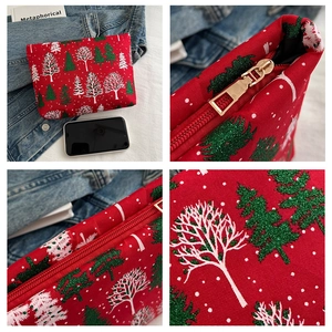 Détail de la trousse de maquillage rouge de Noël avec sapins pailletés et zip doré