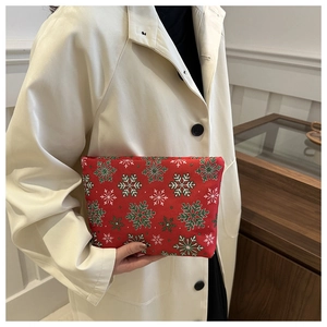 Détail de la trousse de toilette rouge de Noël avec motifs flocons de neige