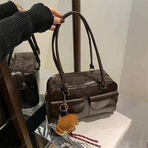 Sac sous le bras rétro marron foncé avec deux poches avant et un charmant ours en peluche