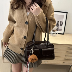 Sac sous le bras marron chocolat rétro avec poches avant et breloque en peluche