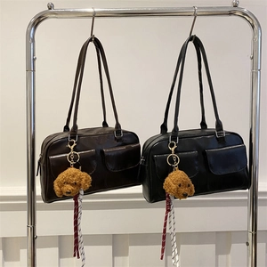 Sac sous le bras rétro en similicuir brillant noir et marron avec breloque chien