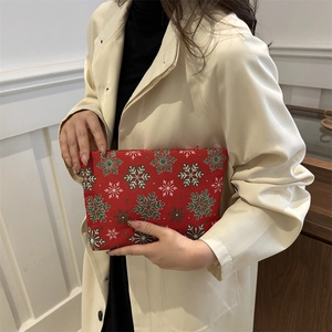 Weihnachtliche Kosmetiktasche mit Schneeflockenmuster als Handtasche für die Feiertage