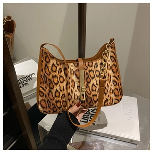 Détail du sac à main léopard avec fermoir en métal doré et bandoulière en cuir marron
