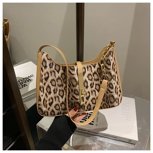 Détail du sac hobo léopard avec fermoir en métal doré et bandoulière en chaîne