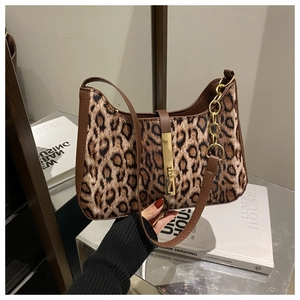Détail du sac léopard avec boucle en métal doré et détails de chaîne élégante