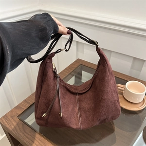Sac hobo rétro en daim bordeaux avec surpiqûres contrastées et bandoulière réglable