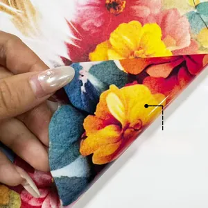 Dettaglio della pellicola statica per finestre con gatto colorato e motivo floreale