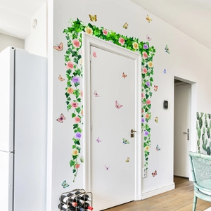 Detalle de vinilos decorativos con rosas y mariposas de colores en el marco de una puerta