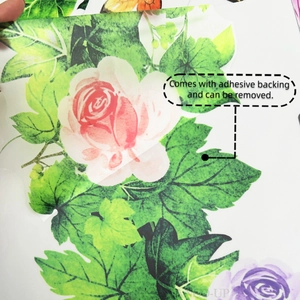 Detalle de adhesivo de pared de rosa rosa con soporte autoadhesivo y película de PVC