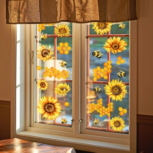 Vista detallada de adhesivos estáticos de girasoles y abejas en una ventana luminosa