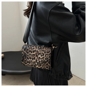 Détail du sac à main léopard avec texture de qualité et boucle métallique dorée