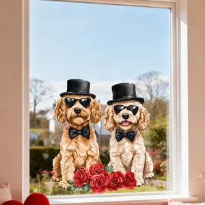 Detail von Cartoon-Pudel-Fensteraufklebern mit roten Rosen auf Glas für die Dekoration