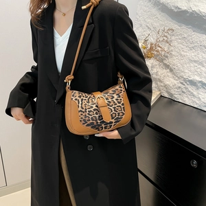 Retro leopard print shoulder bag with brown leather and gold clasp for women