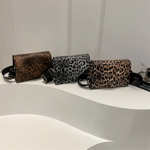 Trois sacs bandoulière imprimé léopard avec large sangle sur un support blanc moderne