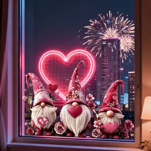 Set mit drei Valentinstag-Zwergen-Fensteraufklebern mit Herzmotiven vor romantischem Hintergrund